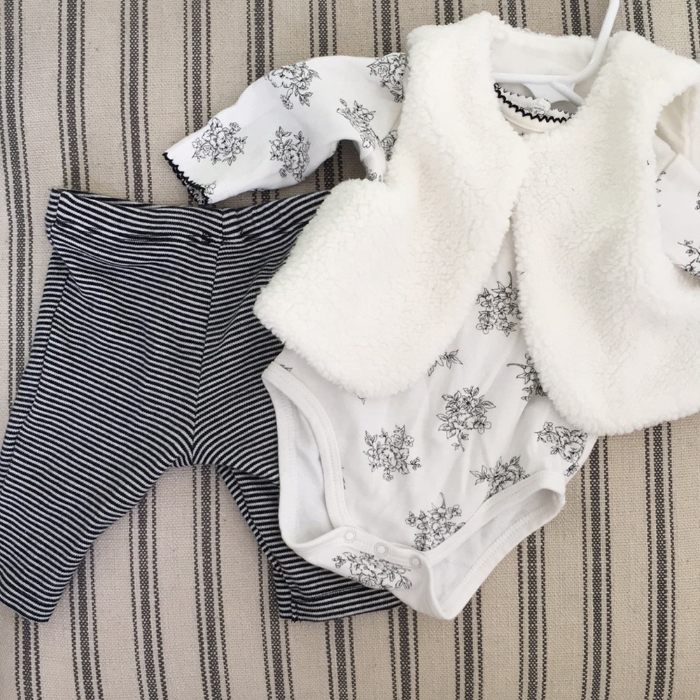 Carters baby girl pant set. (3 months)